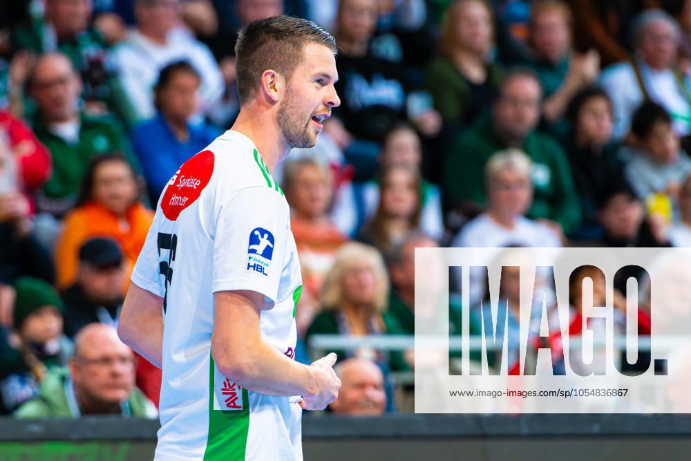 Hannes Feise (TSV Hannover-Burgdorf, Nr. 56) (v.l.), TSV Hannover-Burgdorf (weiss) gegen Rhein-Neckar Löwen (orange) am 13. Spieltag der Saison 2024 2025 in der DAIKIN Handball-Bundesliga (06.12.2024, ZAG Arena (Hannover, GER),