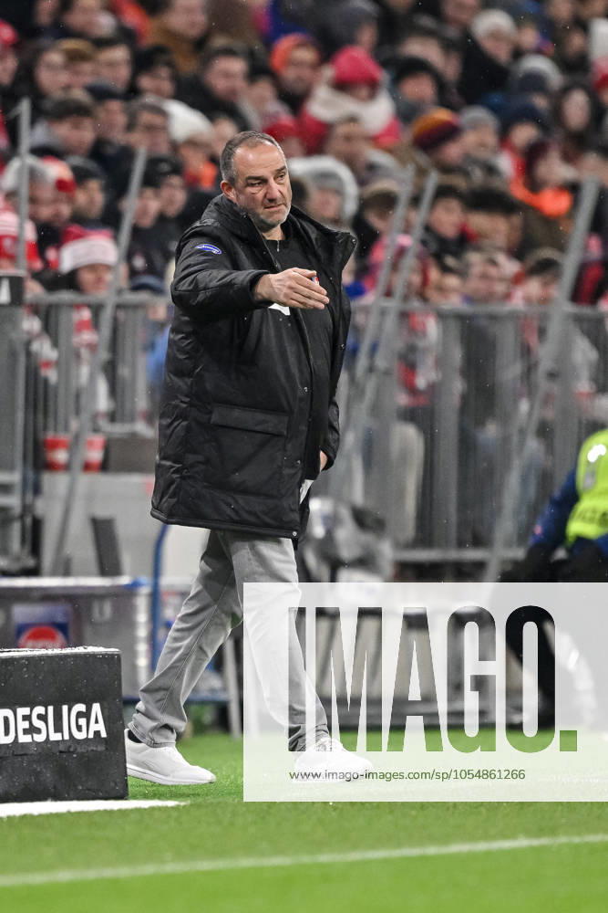 Trainer Frank Schmidt (1.FC Heidenheim) gestikuliert, gestik waehrend des Spiels der 1. Bundesliga zwischen FC Bayern München und 1. FC Heidenheim 1846, Allianz Arena am 07. December 2024 in München, Deutschland. (Foto von Harry Langer DeFodi Images) +++ Trainer Frank Schmidt (1.FC Heidenheim) gestures during the Bundesliga match between FC Bayern München and 1. FC Heidenheim 1846 at Allianz Arena on December 7, 2024 in Munich, Germany. (Photo by Harry Langer DeFodi Images) DFL regulations prohibit any use of photographs as image sequences and or quasi-video. Defodi-541_FCBFCH20241207_055
