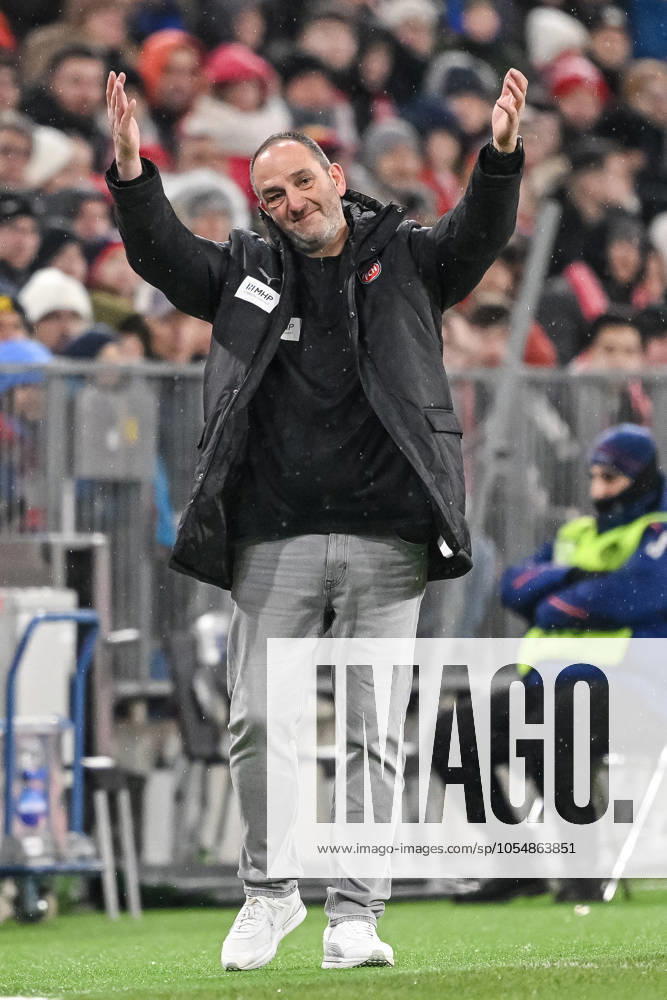 Trainer Frank Schmidt (1.FC Heidenheim) gestikuliert, gestik waehrend des Spiels der 1. Bundesliga zwischen FC Bayern München und 1. FC Heidenheim 1846, Allianz Arena am 07. December 2024 in München, Deutschland. (Foto von Harry Langer DeFodi Images) +++ Trainer Frank Schmidt (1.FC Heidenheim) gestures during the Bundesliga match between FC Bayern München and 1. FC Heidenheim 1846 at Allianz Arena on December 7, 2024 in Munich, Germany. (Photo by Harry Langer DeFodi Images) DFL regulations prohibit any use of photographs as image sequences and or quasi-video. Defodi-541_FCBFCH20241207_067