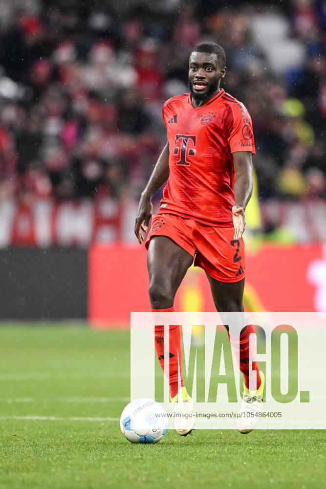 Dayot Upamecano (FC Bayern Muenchen) in Aktion, am Ball, Einzelaktion waehrend des Spiels der 1. Bundesliga zwischen FC Bayern München und 1. FC Heidenheim 1846, Allianz Arena am 07. December 2024 in München, Deutschland. (Foto von Harry Langer DeFodi Images) +++ Dayot Upamecano (FC Bayern Muenchen) controls the Ball during the Bundesliga match between FC Bayern München and 1. FC Heidenheim 1846 at Allianz Arena on December 7, 2024 in Munich, Germany. (Photo by Harry Langer DeFodi Images) DFL regulations prohibit any use of photographs as image sequences and or quasi-video. Defodi-541_FCBFCH20241207_069