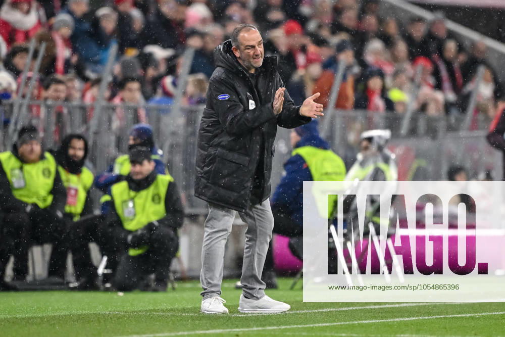 Trainer Frank Schmidt (1.FC Heidenheim) gestikuliert, gestik waehrend des Spiels der 1. Bundesliga zwischen FC Bayern München und 1. FC Heidenheim 1846, Allianz Arena am 07. December 2024 in München, Deutschland. (Foto von Harry Langer DeFodi Images) +++ Trainer Frank Schmidt (1.FC Heidenheim) gestures during the Bundesliga match between FC Bayern München and 1. FC Heidenheim 1846 at Allianz Arena on December 7, 2024 in Munich, Germany. (Photo by Harry Langer DeFodi Images) DFL regulations prohibit any use of photographs as image sequences and or quasi-video. Defodi-541_FCBFCH20241207_102