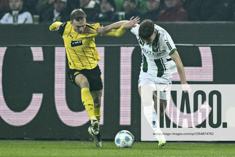 V. li. im Zweikampf Maximilian Beier (Dortmund 14) Lukas Ullrich ( Moenchengladbach 26) 07.12.2024 Fussball Borussia Mönchengladbach vs Borussia Dortmund , Borussia-Park, Moenchengladbach, DFB DFL REGULATIONS PROHIBIT ANY USE OF PHOTOGRAPHS AS IMAGE SEQUENCES AND OR QUASI-VIDEO NRW Germany