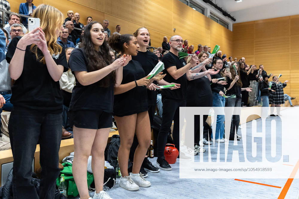 Fan, Fans, Zuschauer, jubelt, Jubel, positive Emotionen, positive Emotion, Symbolbild, Symbolfoto, Themenfoto, Themenbild, SV Schwaig Volleyball - CERATONIA Volleys Eltmann, Volleyball, 2. Bundesliga Sued, 8. Spieltag, 07.12.2024 SV Schwaig Volleyball - CERATONIA Volleys Eltmann, Volleyball, 2. Bundesliga Sued, 8. Spieltag, 07.12.2024 Schwaig