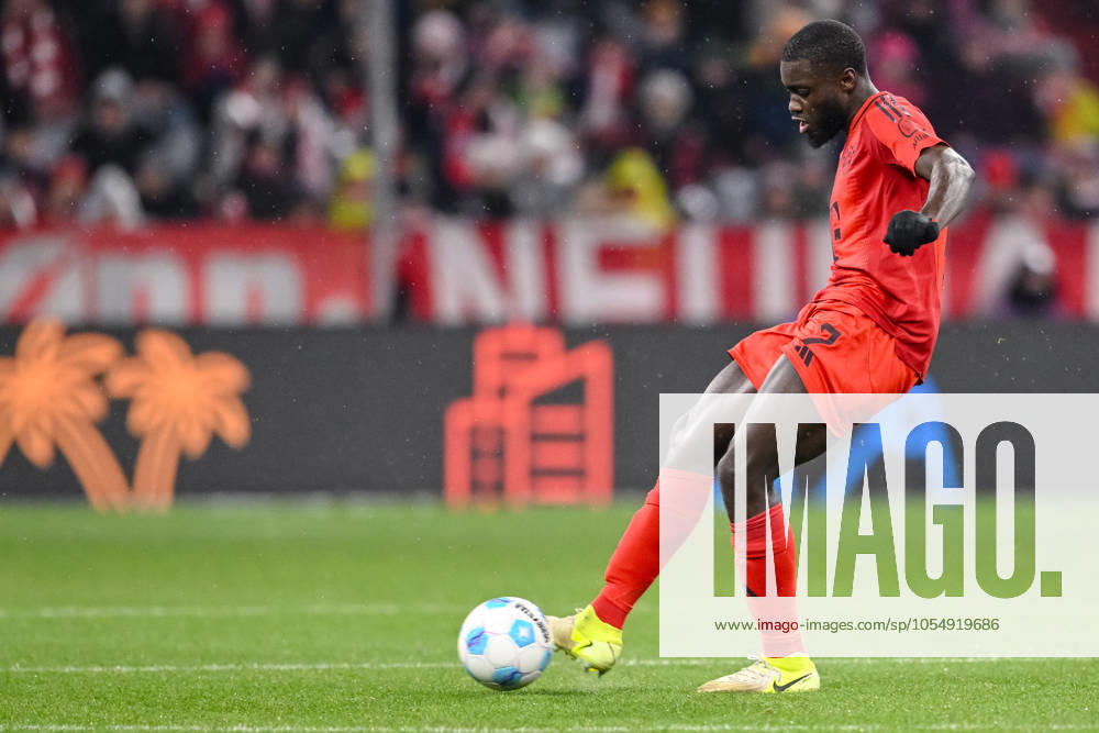 Dayot Upamecano (FC Bayern Muenchen) in Aktion, am Ball, Einzelaktion waehrend des Spiels der 1. Bundesliga zwischen FC Bayern München und 1. FC Heidenheim 1846, Allianz Arena am 07. December 2024 in München, Deutschland. (Foto von Harry Langer DeFodi Images) +++ Dayot Upamecano (FC Bayern Muenchen) controls the Ball during the Bundesliga match between FC Bayern München and 1. FC Heidenheim 1846 at Allianz Arena on December 7, 2024 in Munich, Germany. (Photo by Harry Langer DeFodi Images) DFL regulations prohibit any use of photographs as image sequences and or quasi-video. Defodi-541_FCBFCH20241207_152