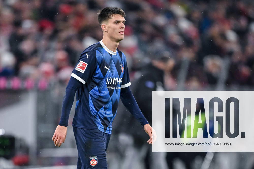 Mathias Honsak (1.FC Heidenheim) Schaut waehrend des Spiels der 1. Bundesliga zwischen FC Bayern München und 1. FC Heidenheim 1846, Allianz Arena am 07. December 2024 in München, Deutschland. (Foto von Harry Langer DeFodi Images) +++ Mathias Honsak (1.FC Heidenheim) Looks on during the Bundesliga match between FC Bayern München and 1. FC Heidenheim 1846 at Allianz Arena on December 7, 2024 in Munich, Germany. (Photo by Harry Langer DeFodi Images) DFL regulations prohibit any use of photographs as image sequences and or quasi-video. Defodi-541_FCBFCH20241207_179