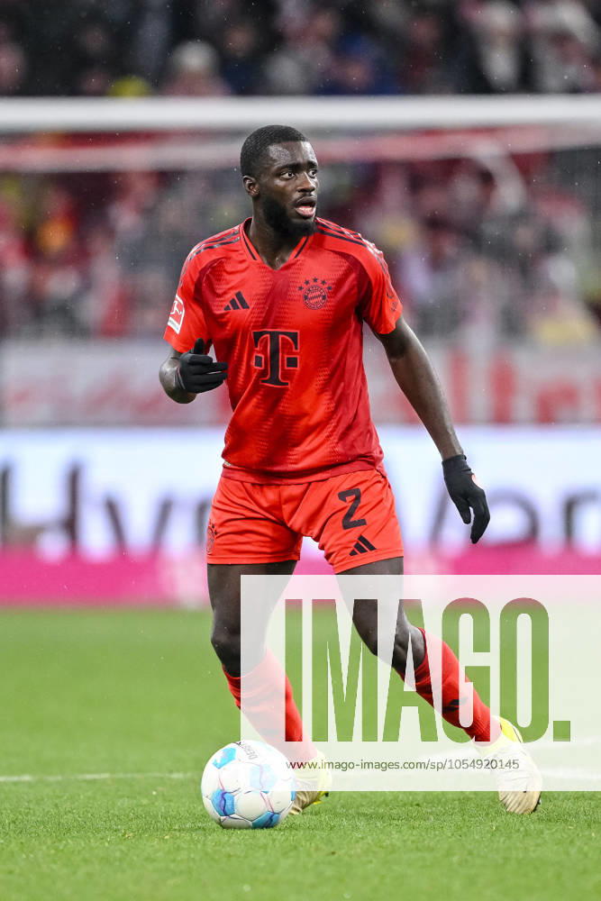 Dayot Upamecano (FC Bayern Muenchen) in Aktion, am Ball, Einzelaktion waehrend des Spiels der 1. Bundesliga zwischen FC Bayern München und 1. FC Heidenheim 1846, Allianz Arena am 07. December 2024 in München, Deutschland. (Foto von Harry Langer DeFodi Images) +++ Dayot Upamecano (FC Bayern Muenchen) controls the Ball during the Bundesliga match between FC Bayern München and 1. FC Heidenheim 1846 at Allianz Arena on December 7, 2024 in Munich, Germany. (Photo by Harry Langer DeFodi Images) DFL regulations prohibit any use of photographs as image sequences and or quasi-video. Defodi-541_FCBFCH20241207_218