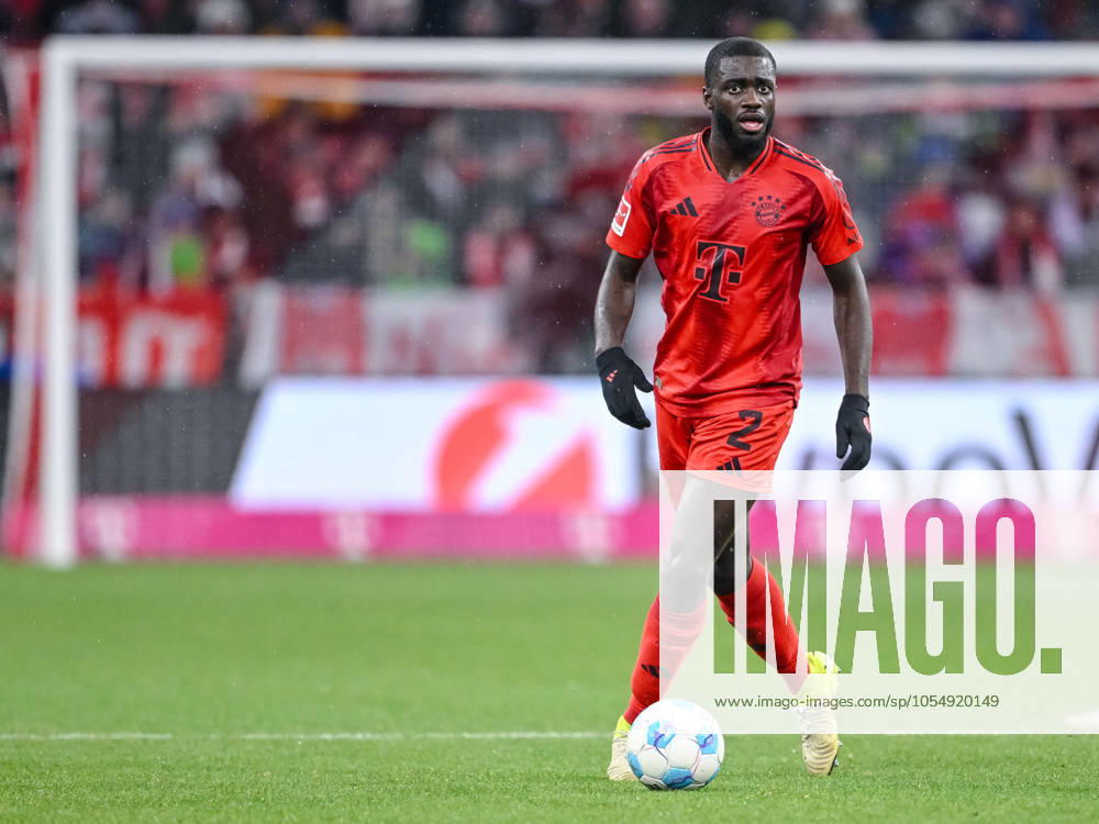 Dayot Upamecano (FC Bayern Muenchen) in Aktion, am Ball, Einzelaktion waehrend des Spiels der 1. Bundesliga zwischen FC Bayern München und 1. FC Heidenheim 1846, Allianz Arena am 07. December 2024 in München, Deutschland. (Foto von Harry Langer DeFodi Images) +++ Dayot Upamecano (FC Bayern Muenchen) controls the Ball during the Bundesliga match between FC Bayern München and 1. FC Heidenheim 1846 at Allianz Arena on December 7, 2024 in Munich, Germany. (Photo by Harry Langer DeFodi Images) DFL regulations prohibit any use of photographs as image sequences and or quasi-video. Defodi-541_FCBFCH20241207_219