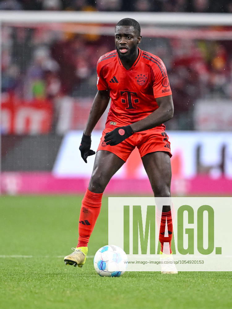 Dayot Upamecano (FC Bayern Muenchen) in Aktion, am Ball, Einzelaktion waehrend des Spiels der 1. Bundesliga zwischen FC Bayern München und 1. FC Heidenheim 1846, Allianz Arena am 07. December 2024 in München, Deutschland. (Foto von Harry Langer DeFodi Images) +++ Dayot Upamecano (FC Bayern Muenchen) controls the Ball during the Bundesliga match between FC Bayern München and 1. FC Heidenheim 1846 at Allianz Arena on December 7, 2024 in Munich, Germany. (Photo by Harry Langer DeFodi Images) DFL regulations prohibit any use of photographs as image sequences and or quasi-video. Defodi-541_FCBFCH20241207_220
