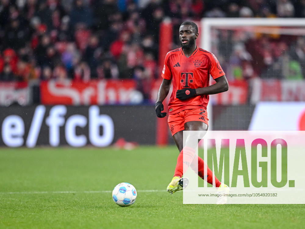 Dayot Upamecano (FC Bayern Muenchen) in Aktion, am Ball, Einzelaktion waehrend des Spiels der 1. Bundesliga zwischen FC Bayern München und 1. FC Heidenheim 1846, Allianz Arena am 07. December 2024 in München, Deutschland. (Foto von Harry Langer DeFodi Images) +++ Dayot Upamecano (FC Bayern Muenchen) controls the Ball during the Bundesliga match between FC Bayern München and 1. FC Heidenheim 1846 at Allianz Arena on December 7, 2024 in Munich, Germany. (Photo by Harry Langer DeFodi Images) DFL regulations prohibit any use of photographs as image sequences and or quasi-video. Defodi-541_FCBFCH20241207_221