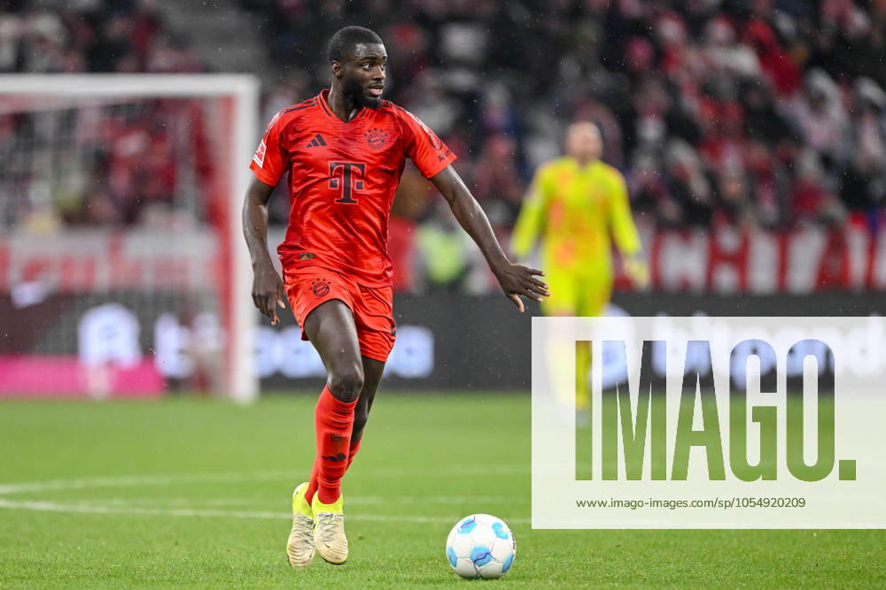 Dayot Upamecano (FC Bayern Muenchen) in Aktion, am Ball, Einzelaktion waehrend des Spiels der 1. Bundesliga zwischen FC Bayern München und 1. FC Heidenheim 1846, Allianz Arena am 07. December 2024 in München, Deutschland. (Foto von Harry Langer DeFodi Images) +++ Dayot Upamecano (FC Bayern Muenchen) controls the Ball during the Bundesliga match between FC Bayern München and 1. FC Heidenheim 1846 at Allianz Arena on December 7, 2024 in Munich, Germany. (Photo by Harry Langer DeFodi Images) DFL regulations prohibit any use of photographs as image sequences and or quasi-video. Defodi-541_FCBFCH20241207_229