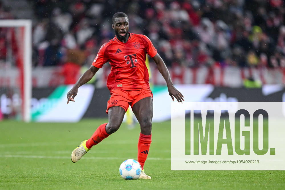 Dayot Upamecano (FC Bayern Muenchen) in Aktion, am Ball, Einzelaktion waehrend des Spiels der 1. Bundesliga zwischen FC Bayern München und 1. FC Heidenheim 1846, Allianz Arena am 07. December 2024 in München, Deutschland. (Foto von Harry Langer DeFodi Images) +++ Dayot Upamecano (FC Bayern Muenchen) controls the Ball during the Bundesliga match between FC Bayern München and 1. FC Heidenheim 1846 at Allianz Arena on December 7, 2024 in Munich, Germany. (Photo by Harry Langer DeFodi Images) DFL regulations prohibit any use of photographs as image sequences and or quasi-video. Defodi-541_FCBFCH20241207_230