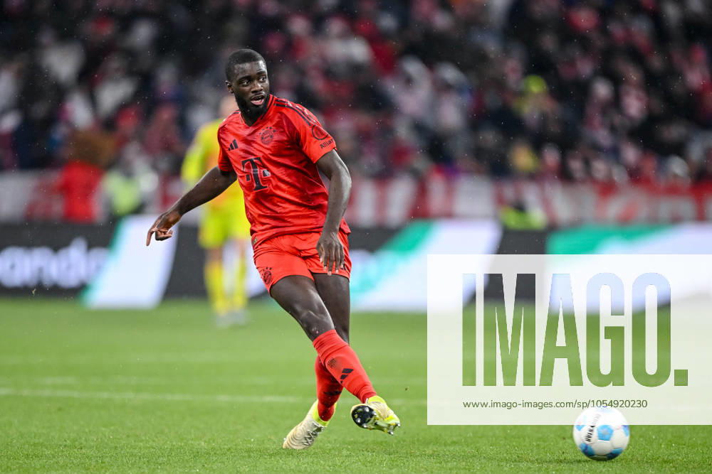 Dayot Upamecano (FC Bayern Muenchen) in Aktion, am Ball, Einzelaktion waehrend des Spiels der 1. Bundesliga zwischen FC Bayern München und 1. FC Heidenheim 1846, Allianz Arena am 07. December 2024 in München, Deutschland. (Foto von Harry Langer DeFodi Images) +++ Dayot Upamecano (FC Bayern Muenchen) controls the Ball during the Bundesliga match between FC Bayern München and 1. FC Heidenheim 1846 at Allianz Arena on December 7, 2024 in Munich, Germany. (Photo by Harry Langer DeFodi Images) DFL regulations prohibit any use of photographs as image sequences and or quasi-video. Defodi-541_FCBFCH20241207_231