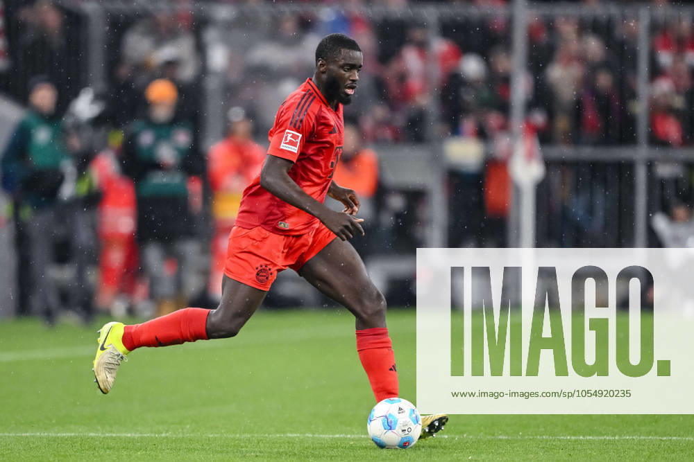 Dayot Upamecano (FC Bayern Muenchen) in Aktion, am Ball, Einzelaktion waehrend des Spiels der 1. Bundesliga zwischen FC Bayern München und 1. FC Heidenheim 1846, Allianz Arena am 07. December 2024 in München, Deutschland. (Foto von Harry Langer DeFodi Images) +++ Dayot Upamecano (FC Bayern Muenchen) controls the Ball during the Bundesliga match between FC Bayern München and 1. FC Heidenheim 1846 at Allianz Arena on December 7, 2024 in Munich, Germany. (Photo by Harry Langer DeFodi Images) DFL regulations prohibit any use of photographs as image sequences and or quasi-video. Defodi-541_FCBFCH20241207_233