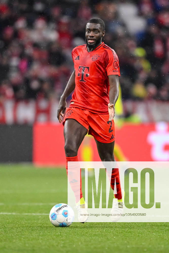 Dayot Upamecano (FC Bayern Muenchen) in Aktion, am Ball, Einzelaktion waehrend des Spiels der 1. Bundesliga zwischen FC Bayern München und 1. FC Heidenheim 1846, Allianz Arena am 07. December 2024 in München, Deutschland. (Foto von Harry Langer DeFodi Images) +++ Dayot Upamecano (FC Bayern Muenchen) controls the Ball during the Bundesliga match between FC Bayern München and 1. FC Heidenheim 1846 at Allianz Arena on December 7, 2024 in Munich, Germany. (Photo by Harry Langer DeFodi Images) DFL regulations prohibit any use of photographs as image sequences and or quasi-video. Defodi-541_FCBFCH20241207_302