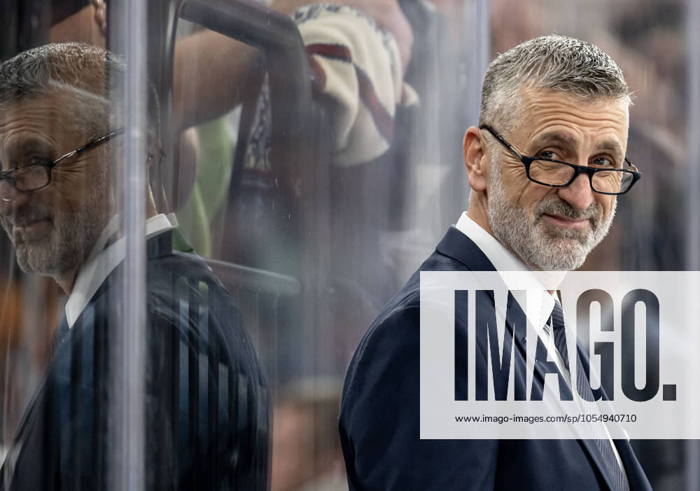 Mark French (Chef-Trainer, ERC Ingolstadt Panther) mit Spiegelbild im Plexiglas. GER, EHC Red Bull Muenchen vs. ERC Ingolstadt, Eishockey, DEL, 24. Spieltag, Saison 2024 2025, 08.12.2024. GER, EHC Red Bull Muenchen vs. ERC Ingolstadt, Eishockey, DEL, 24. Spieltag, Saison 2024 2025, 08.12.2024. Muenchen