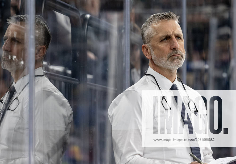 Mark French (Chef-Trainer, ERC Ingolstadt Panther) mit Spiegelbild im Plexiglas. GER, EHC Red Bull Muenchen vs. ERC Ingolstadt, Eishockey, DEL, 24. Spieltag, Saison 2024 2025, 08.12.2024. GER, EHC Red Bull Muenchen vs. ERC Ingolstadt, Eishockey, DEL, 24. Spieltag, Saison 2024 2025, 08.12.2024. Muenchen