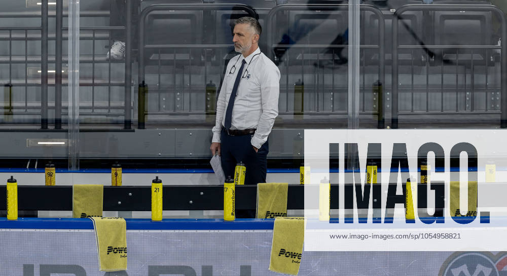 Mark French (Chef-Trainer, ERC Ingolstadt Panther) auf der Bank der Schanzer, die mit Handtuechern und Trinkflaschen der Spieler vorbereitet ist. GER, EHC Red Bull Muenchen vs. ERC Ingolstadt, Eishockey, DEL, 24. Spieltag, Saison 2024 2025, 08.12.2024. GER, EHC Red Bull Muenchen vs. ERC Ingolstadt, Eishockey, DEL, 24. Spieltag, Saison 2024 2025, 08.12.2024. Muenchen