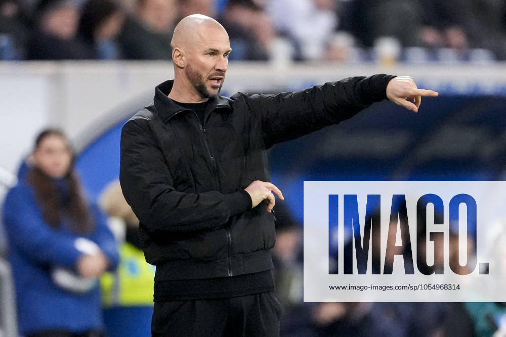 Christian Ilzer (Trainer, Cheftrainer, Hoffenheim), gibt Anweisungen, gestikuliert, mit den Armen gestikulieren, Einzelbild, Einzelfoto, Aktion, Action, 08.12.2024, Sinsheim (Deutschland), Fussball, Bundesliga, TSG 1899 Hoffenheim - SC Freiburg, 08.12.2024, Sinsheim (Deutschland), Fussball, Bundesliga, TSG 1899 Hoffenheim - SC Freiburg, DFB DFL REGULATIONS PROHIBIT ANY USE OF PHOTOGRAPHS AS IMAGE SEQUENCES AND OR QUASI-VIDEO.