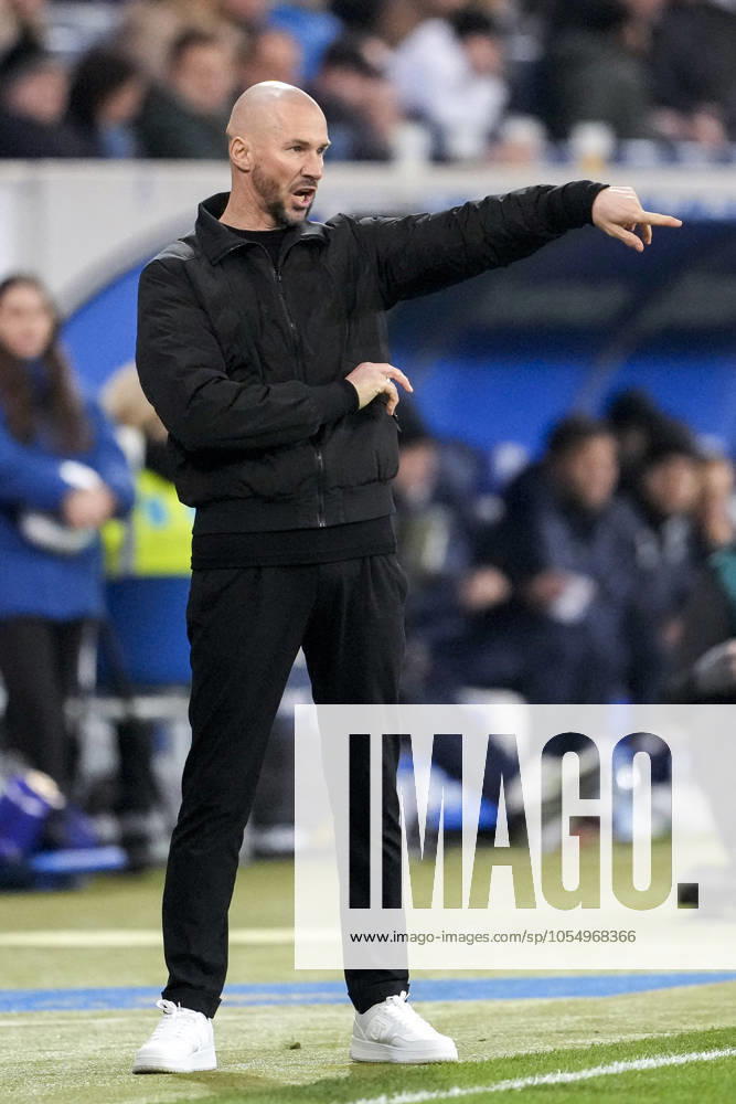 Christian Ilzer (Trainer, Cheftrainer, Hoffenheim), gibt Anweisungen, gestikuliert, mit den Armen gestikulieren, Freisteller, Ganzkörper, Einzelbild, Einzelfoto, Aktion, Action, am Spielfeldrand, an der Seitenauslinie, 08.12.2024, Sinsheim (Deutschland), Fussball, Bundesliga, TSG 1899 Hoffenheim - SC Freiburg, 08.12.2024, Sinsheim (Deutschland), Fussball, Bundesliga, TSG 1899 Hoffenheim - SC Freiburg, DFB DFL REGULATIONS PROHIBIT ANY USE OF PHOTOGRAPHS AS IMAGE SEQUENCES AND OR QUASI-VIDEO.