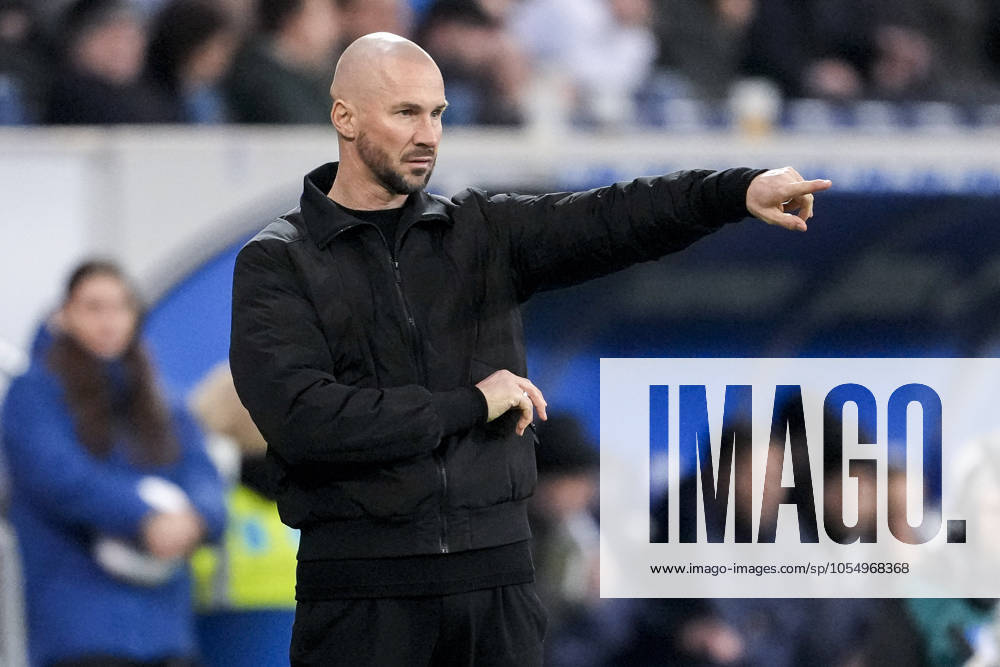 Christian Ilzer (Trainer, Cheftrainer, Hoffenheim), gibt Anweisungen, gestikuliert, mit den Armen gestikulieren, Einzelbild, Einzelfoto, Aktion, Action, 08.12.2024, Sinsheim (Deutschland), Fussball, Bundesliga, TSG 1899 Hoffenheim - SC Freiburg, 08.12.2024, Sinsheim (Deutschland), Fussball, Bundesliga, TSG 1899 Hoffenheim - SC Freiburg, DFB DFL REGULATIONS PROHIBIT ANY USE OF PHOTOGRAPHS AS IMAGE SEQUENCES AND OR QUASI-VIDEO.