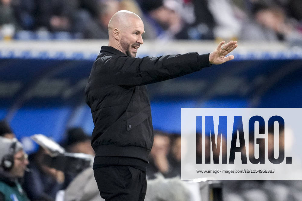 Christian Ilzer (Trainer, Cheftrainer, Hoffenheim), gibt Anweisungen, gestikuliert, mit den Armen gestikulieren, Einzelbild, Einzelfoto, Aktion, Action, 08.12.2024, Sinsheim (Deutschland), Fussball, Bundesliga, TSG 1899 Hoffenheim - SC Freiburg, 08.12.2024, Sinsheim (Deutschland), Fussball, Bundesliga, TSG 1899 Hoffenheim - SC Freiburg, DFB DFL REGULATIONS PROHIBIT ANY USE OF PHOTOGRAPHS AS IMAGE SEQUENCES AND OR QUASI-VIDEO.