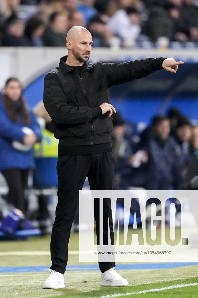 Christian Ilzer (Trainer, Cheftrainer, Hoffenheim), gibt Anweisungen, gestikuliert, mit den Armen gestikulieren, Freisteller, Ganzkörper, Einzelbild, Einzelfoto, Aktion, Action, am Spielfeldrand, an der Seitenauslinie, 08.12.2024, Sinsheim (Deutschland), Fussball, Bundesliga, TSG 1899 Hoffenheim - SC Freiburg, 08.12.2024, Sinsheim (Deutschland), Fussball, Bundesliga, TSG 1899 Hoffenheim - SC Freiburg, DFB DFL REGULATIONS PROHIBIT ANY USE OF PHOTOGRAPHS AS IMAGE SEQUENCES AND OR QUASI-VIDEO.