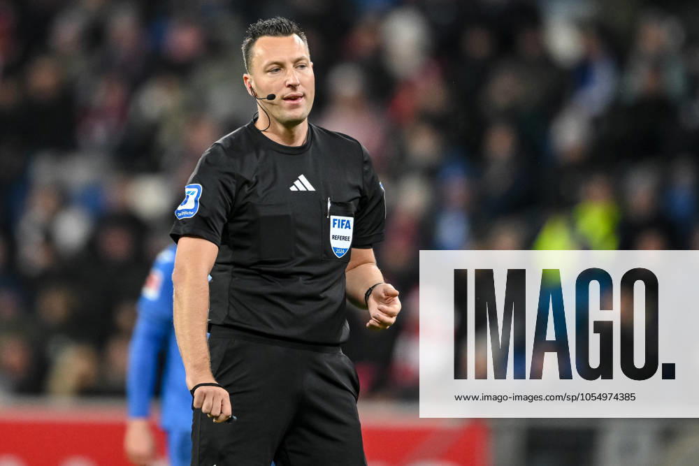 Schiedsrichter Sven Jablonski Schaut waehrend des Spiels der 1. Bundesliga zwischen TSG 1899 Hoffenheim und SC Freiburg, PreZero Arena am 08. December 2024 in Sinsheim, Deutschland. (Foto von Harry Langer DeFodi Images) +++ Schiedsrichter Sven Jablonski Looks on during the Bundesliga match between TSG 1899 Hoffenheim and SC Freiburg at PreZero-Arena on December 8, 2024 in Sinsheim, Germany. (Photo by Harry Langer DeFodi Images) DFL regulations prohibit any use of photographs as image sequences and or quasi-video. Defodi-541_TSGSCF20241208_142