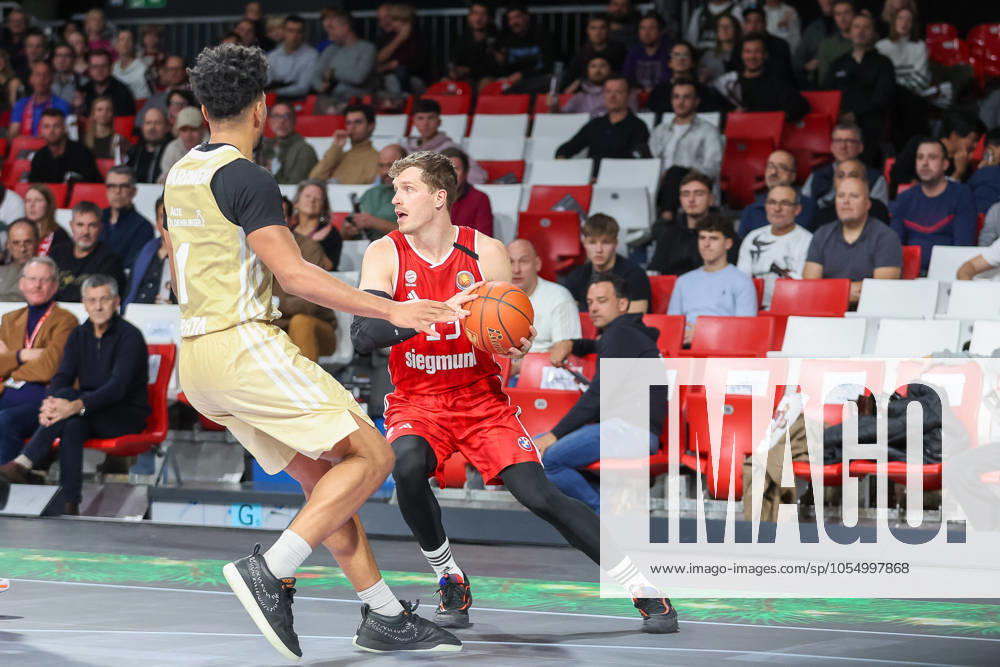 Andreas Obst (FC Bayern Basketball, 13) mit Ball, GER, FC Bayern Muenchen vs. SC RASTA Vechta, Basketball, BBL Pokal, Viertelfinale, Saison 2024 2025, 09.12.2024, GER, FC Bayern Muenchen vs. SC RASTA Vechta, Basketball, BBL Pokal, Viertelfinale, Saison 2024 2025, 09.12.2024 Muenchen