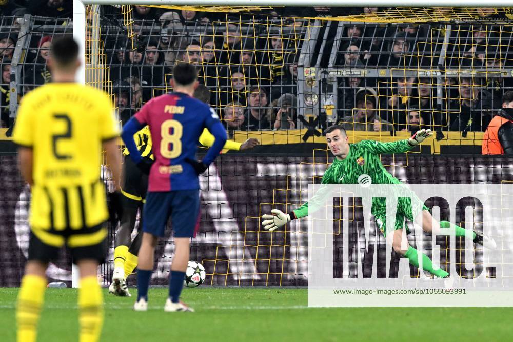 DORTMUND - Sehrou Guirassy of Borussia Dortmund makes the 1-1 during the UEFA Champions league match between Borussia Dortmund and FC Barcelona, Barca at Signal Iduna Park on Dec. 11, 2024 in Dortmund, Germany. ANP Hollandse Hoogte UEFA Champions League 2024 25 League phase 6 2024 25 ANPxSportx xGerritxvanxKeulenxIVx 515491266 originalFilename: 515491266