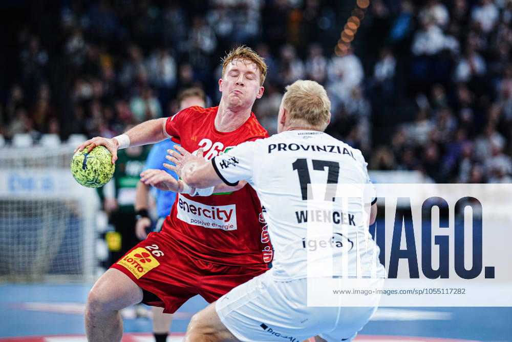 Jonathan Edvardsson (TSV Hannover-Burgdorf, 26), Patrick Wiencek (THW Kiel, 17) GER, THW Kiel vs. TSV Hannover-Burgdorf, Handball, Bundesliga, Spieltag, 14, Saison 2024 2025, 11.12.2024 GER, THW Kiel vs. TSV Hannover-Burgdorf, Handball, Bundesliga, Spieltag, 14, Saison 2024 2025, 11.12.2024 Kiel
