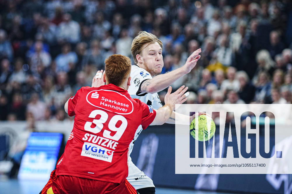 Lukas Stutzke (TSV Hannover-Burgdorf, 39), Eric Johansson (THW Kiel, 21) GER, THW Kiel vs. TSV Hannover-Burgdorf, Handball, Bundesliga, Spieltag, 14, Saison 2024 2025, 11.12.2024 GER, THW Kiel vs. TSV Hannover-Burgdorf, Handball, Bundesliga, Spieltag, 14, Saison 2024 2025, 11.12.2024 Kiel