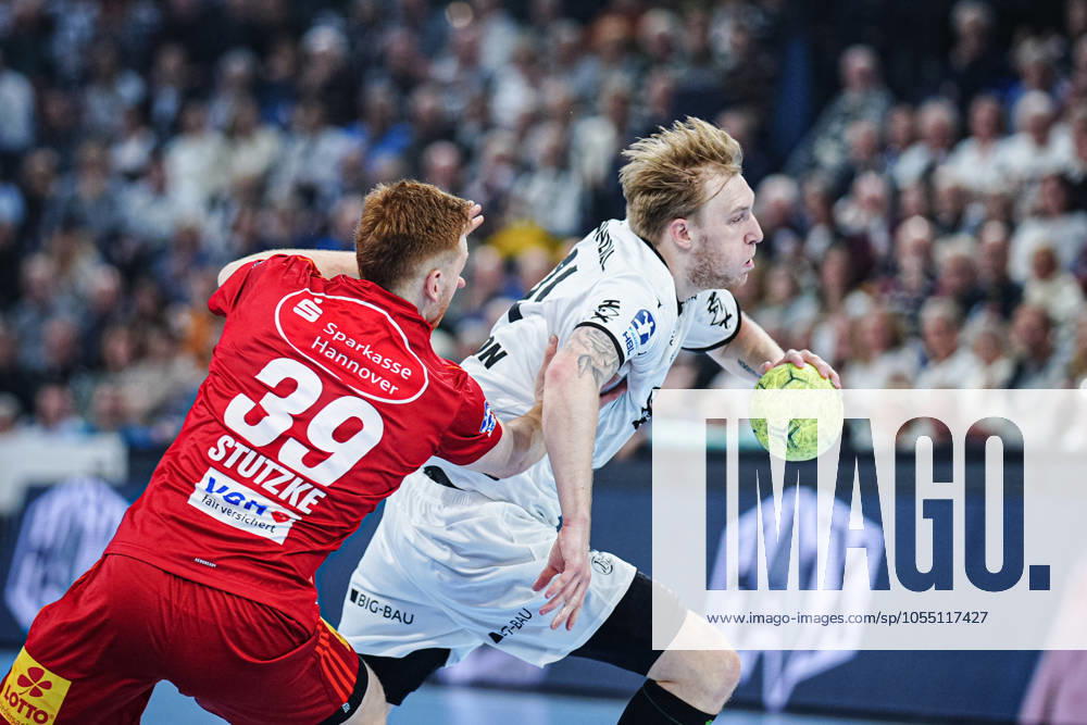 Lukas Stutzke (TSV Hannover-Burgdorf, 39), Eric Johansson (THW Kiel, 21) GER, THW Kiel vs. TSV Hannover-Burgdorf, Handball, Bundesliga, Spieltag, 14, Saison 2024 2025, 11.12.2024 GER, THW Kiel vs. TSV Hannover-Burgdorf, Handball, Bundesliga, Spieltag, 14, Saison 2024 2025, 11.12.2024 Kiel