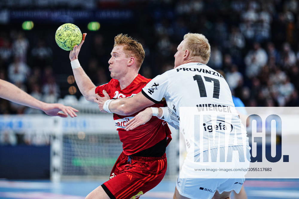 Jonathan Edvardsson (TSV Hannover-Burgdorf, 26), Patrick Wiencek (THW Kiel, 17) GER, THW Kiel vs. TSV Hannover-Burgdorf, Handball, Bundesliga, Spieltag, 14, Saison 2024 2025, 11.12.2024 GER, THW Kiel vs. TSV Hannover-Burgdorf, Handball, Bundesliga, Spieltag, 14, Saison 2024 2025, 11.12.2024 Kiel