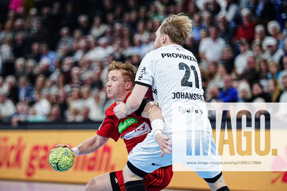 Jonathan Edvardsson (TSV Hannover-Burgdorf, 26), Eric Johansson (THW Kiel, 21) GER, THW Kiel vs. TSV Hannover-Burgdorf, Handball, Bundesliga, Spieltag, 14, Saison 2024 2025, 11.12.2024 GER, THW Kiel vs. TSV Hannover-Burgdorf, Handball, Bundesliga, Spieltag, 14, Saison 2024 2025, 11.12.2024 Kiel
