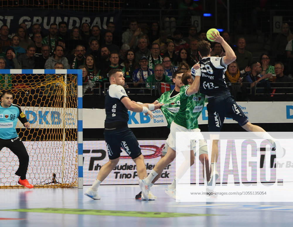 GER HBL Saison 2024 2025 FÜCHSE Berlin vs TBV Lemgo Lippe, 12.12.24, Max-Schmeling-Halle, Berlin, Dejan MILOSAVLJEV (Füchse Berlin 96), Mijajlo MARSENIC (Füchse Berlin 93), Max DARJ (Füchse Berlin 5), Hendrik WAGNER (TBV Lemgo Lippe 28)