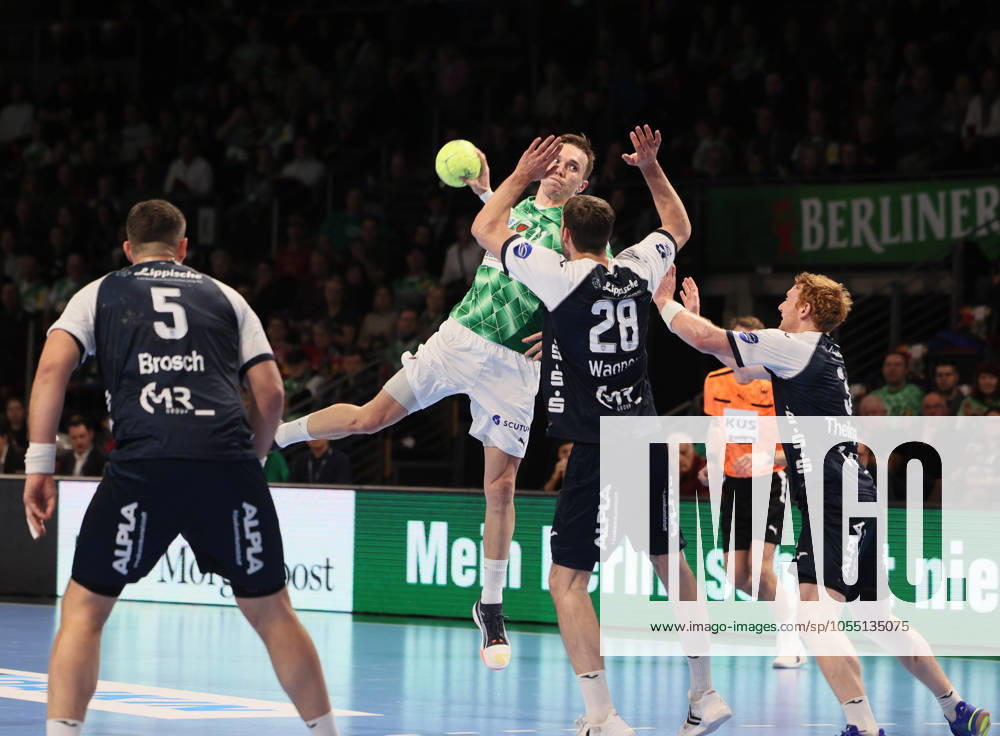 GER HBL Saison 2024 2025 FÜCHSE Berlin vs TBV Lemgo Lippe, 12.12.24, Max-Schmeling-Halle, Berlin, Jan BROSCH (TBV Lemgo Lippe 5), Hendrik WAGNER (TBV Lemgo Lippe 28), Lasse Bredekjaer ANDERSSON (Füchse Berlin 11)