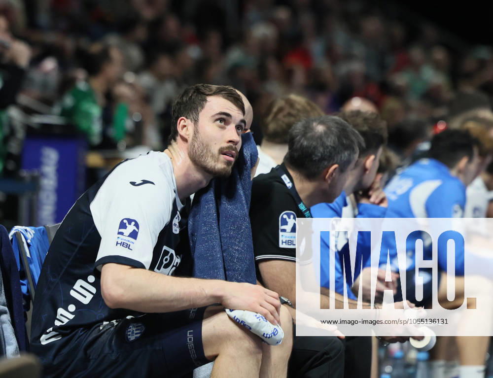 GER HBL Saison 2024 2025 FÜCHSE Berlin vs TBV Lemgo Lippe, 12.12.24, Max-Schmeling-Halle, Berlin, Hendrik WAGNER (TBV Lemgo Lippe 28) kühlt sich das Knie, Reservebank, Verletzung