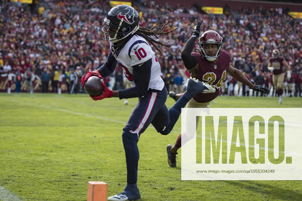 NFL, American Football Herren, USA 2018: Texans vs Redskins NOV 18 November 18, 2018: Houston Texans wide receiver DeAndre Hopkins (10) scores a touchdown in front of Washington Redskins cornerback Josh Norman (24) during the first half of the NFL game between the Houston Texans and the Washington Redskins at FedExField in Landover, Maryland. Scott Taetsch CSM Landover MD USA