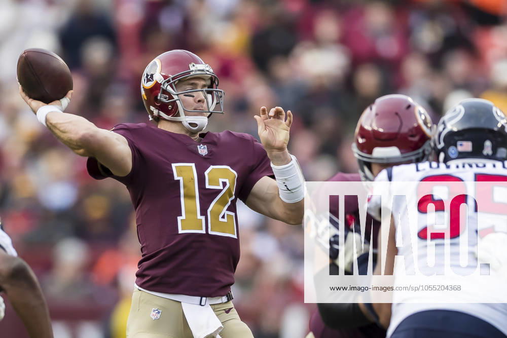 NFL, American Football Herren, USA 2018: Texans vs Redskins NOV 18 November 18, 2018: Washington Redskins quarterback Colt McCoy (12) looks to pass during the second half of the NFL game between the Houston Texans and the Washington Redskins at FedExField in Landover, Maryland. Scott Taetsch CSM Landover MD USA