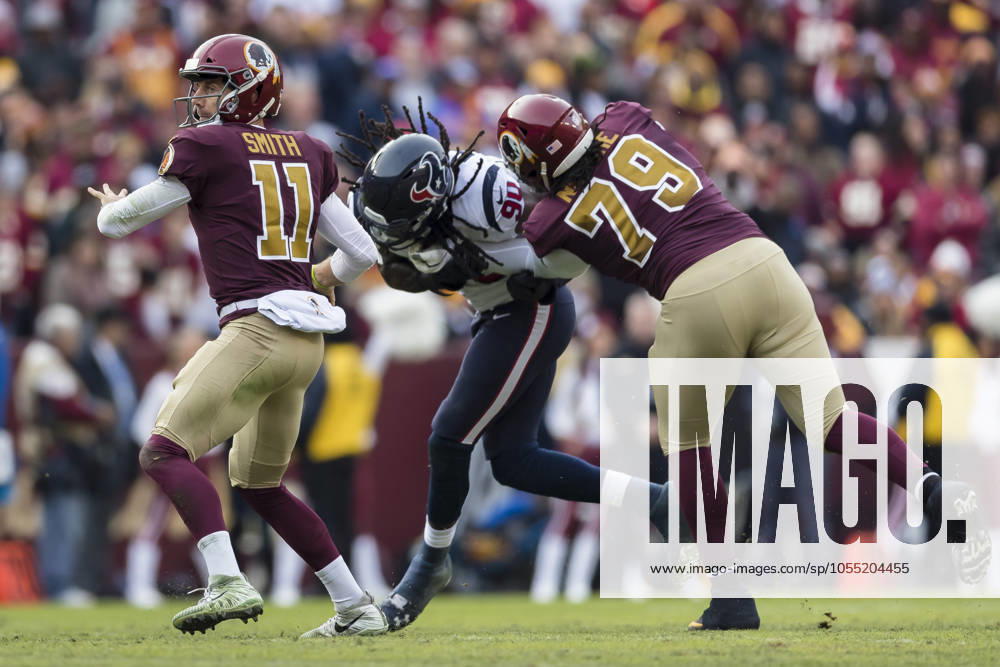 NFL, American Football Herren, USA 2018: Texans vs Redskins NOV 18 November 18, 2018: Washington Redskins quarterback Alex Smith (11) looks to pass during the first half of the NFL game between the Houston Texans and the Washington Redskins at FedExField in Landover, Maryland. Scott Taetsch CSM Landover MD USA