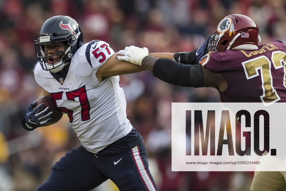 NFL, American Football Herren, USA 2018: Texans vs Redskins NOV 18 November 18, 2018: Houston Texans outside linebacker Brennan Scarlett (57) stiff arms Washington Redskins offensive guard Jonathan Cooper (72) after intercepting a pass during the first half of the NFL game between the Houston Texans and the Washington Redskins at FedExField in Landover, Maryland. Scott Taetsch CSM Landover MD USA