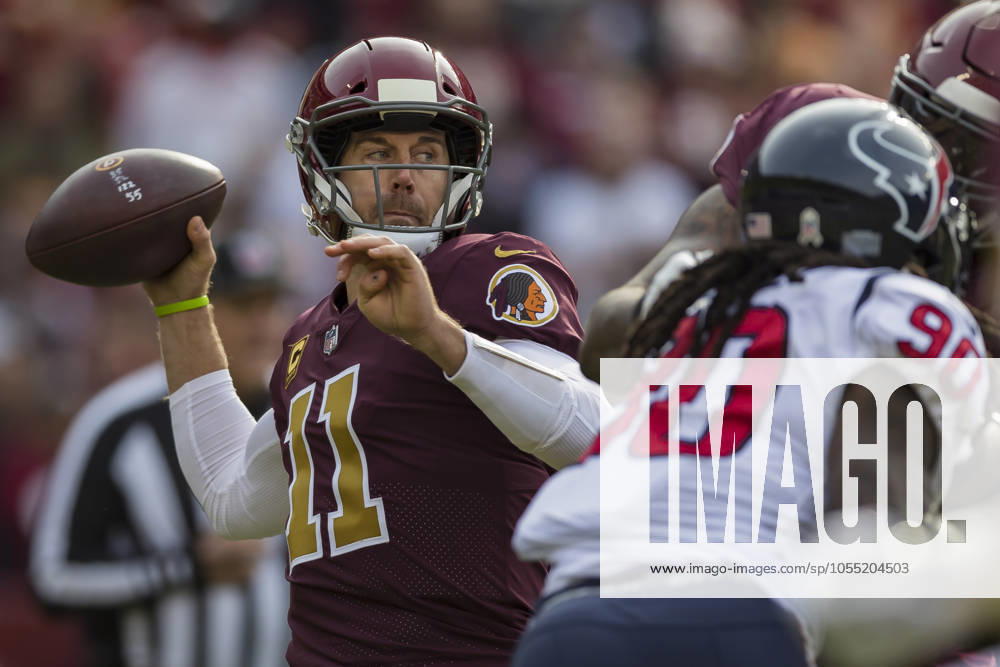 NFL, American Football Herren, USA 2018: Texans vs Redskins NOV 18 November 18, 2018: Washington Redskins quarterback Alex Smith (11) attempts a pass during the first half of the NFL game between the Houston Texans and the Washington Redskins at FedExField in Landover, Maryland. Scott Taetsch CSM Landover MD USA