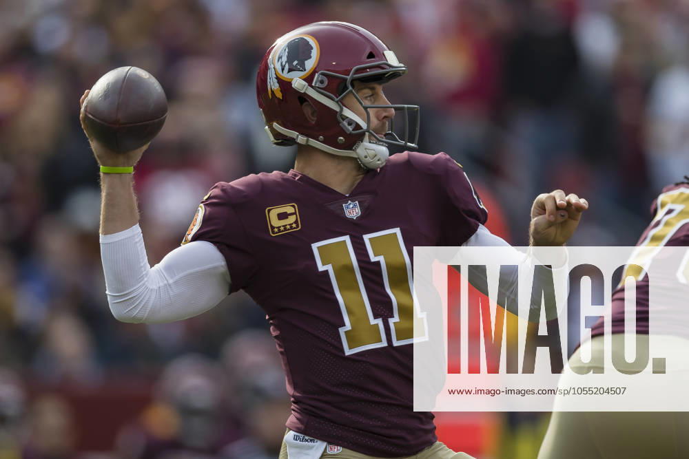 NFL, American Football Herren, USA 2018: Texans vs Redskins NOV 18 November 18, 2018: Washington Redskins quarterback Alex Smith (11) attempts a pass during the first half of the NFL game between the Houston Texans and the Washington Redskins at FedExField in Landover, Maryland. Scott Taetsch CSM Landover MD USA