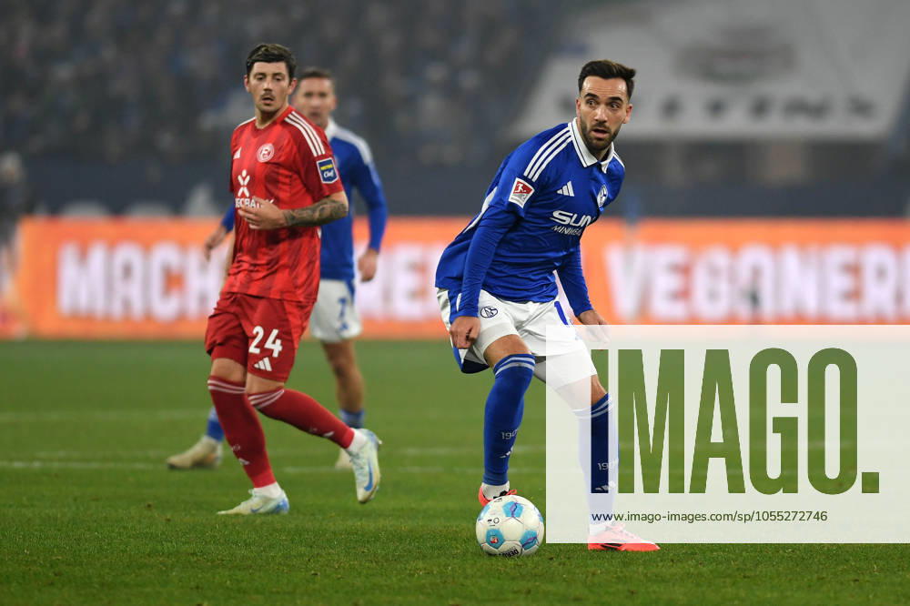 Kenan Karaman (FC Schalke 04) in Aktion, am Ball, Einzelaktion waehrend des Spiels der 2. Bundesliga zwischen FC Schalke 04 und Fortuna Düsseldorf in der Veltins-Arena am 14. December 2024 in Gelsenkirchen, Deutschland. (Foto von Ralf Treese DeFodi Images) +++ Kenan Karaman (FC Schalke 04) controls the ball during the 2. Bundesliga match between FC Schalke 04 and Fortuna Düsseldorf at Veltins-Arena on December 14, 2024 in Gelsenkirchen, Germany. (Photo by Ralf Treese DeFodi Images) DFB DFL REGULATIONS PROHIBIT ANY USE OF PHOTOGRAPHS AS IMAGE SEQUENCES AND OR QUASI-VIDEO. Defodi-521_S04F9520241214_016