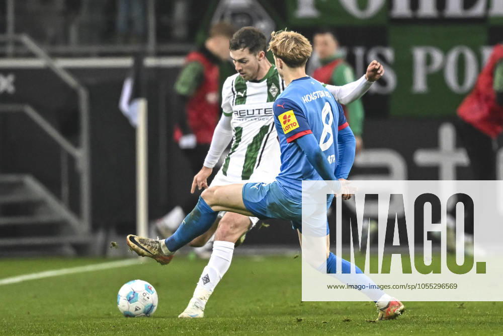 V. li. im Zweikampf Joe Scally (Moenchengladbach 29) Finn Porath (Kiel 8) 14.12.2024 Fussball Borussia Mönchengladbach vs Holstein Kiel , Borussia-Park, Moenchengladbach, DFB DFL REGULATIONS PROHIBIT ANY USE OF PHOTOGRAPHS AS IMAGE SEQUENCES AND OR QUASI-VIDEO NRW Germany
