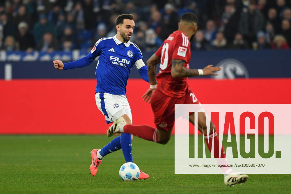 Kenan Karaman (FC Schalke 04) in Aktion, am Ball, Einzelaktion waehrend des Spiels der 2. Bundesliga zwischen FC Schalke 04 und Fortuna Düsseldorf in der Veltins-Arena am 14. December 2024 in Gelsenkirchen, Deutschland. (Foto von Ralf Treese DeFodi Images) +++ Kenan Karaman (FC Schalke 04) controls the ball during the 2. Bundesliga match between FC Schalke 04 and Fortuna Düsseldorf at Veltins-Arena on December 14, 2024 in Gelsenkirchen, Germany. (Photo by Ralf Treese DeFodi Images) DFB DFL REGULATIONS PROHIBIT ANY USE OF PHOTOGRAPHS AS IMAGE SEQUENCES AND OR QUASI-VIDEO. Defodi-521_S04F9520241214_056