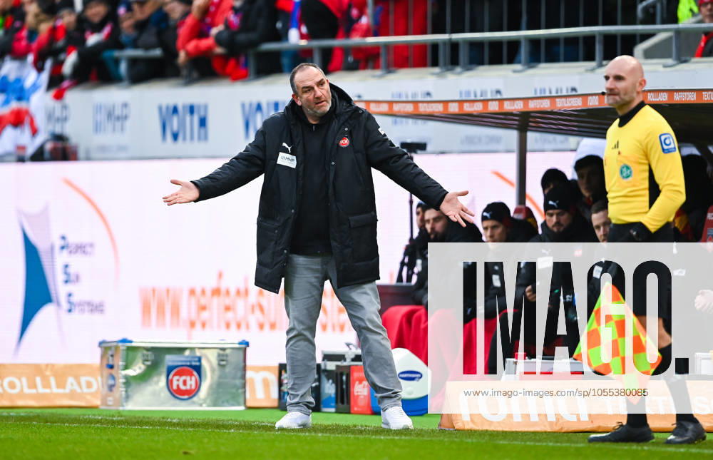 Trainer Frank Schmidt (1. FC Heidenheim) gestikuliert und beschwert sich waehrend des Spiels der 1. Bundesliga zwischen 1. FC Heidenheim 1846 und VfB Stuttgart, Voith-Arena am 15. December 2024 in Heidenheim, Deutschland. (Foto von Silas Schueller DeFodi Images) +++ Coach Frank Schmidt (1. FC Heidenheim) gestures and complains during the Bundesliga match between 1. FC Heidenheim 1846 and VfB Stuttgart at Voith Arena on December 15, 2024 in Heidenheim, Germany. (Photo by Silas Schueller DeFodi Images) DFL regulations prohibit any use of photographs as image sequences and or quasi-video. (Photo by Silas Schueller DeFodi Images) Defodi-738_738_FCHVFB_20241215_159