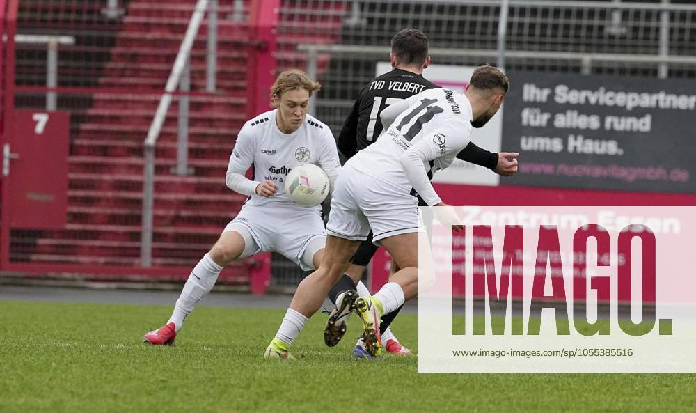 Jan Luca Bugenhagen vom ETB Schwarz-Weiß Essen im Spiel gegen den TVD Velbert. Das Spiel der Oberliga Niederrhein am 15.12. 2024 im Stadion Uhlenkrug, Am Uhlenkrug 40 endete X:X. Michael Gohl FUNKE Foto Services Deutschland Nordrhein-Westfalen Essen