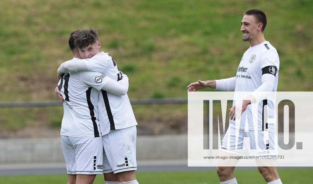 Niko Bosnjak, Lukas Korytowski und Frederik Lach vom ETB Schwarz-Weiß Essen freuen sich über ein Tor gegen den TVD Velbert. Das Spiel der Oberliga Niederrhein am 15.12. 2024 im Stadion Uhlenkrug, Am Uhlenkrug 40 endete X:X. Michael Gohl FUNKE Foto Services Deutschland Nordrhein-Westfalen Essen