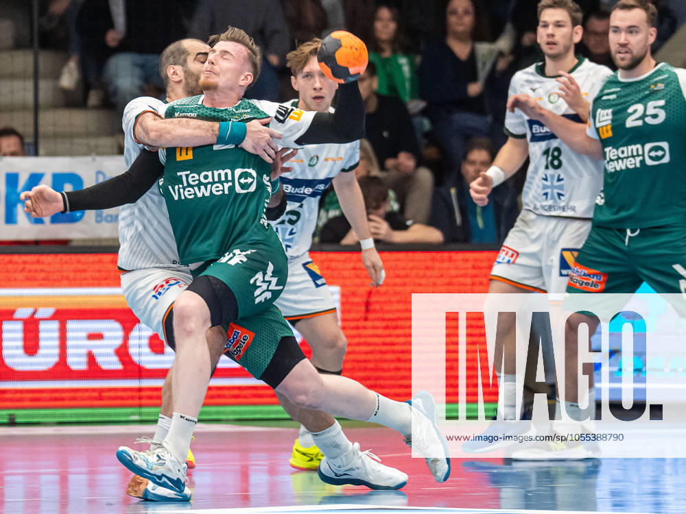 Erik Persson (Frisch Auf Goeppingen, 22) im Zweikampf mit Vladimir Vranjes (HSG Wetzlar, 14), Frisch Auf Goeppingen vs. HSG Wetzlar, Handball, 1. Bundesliga, Herren, Spielzeit 2024 2025, 15.12.2024, Frisch Auf Goeppingen vs. HSG Wetzlar, Handball, 1. Bundesliga, Herren, Spielzeit 2024 2025, 15.12.2024 Goeppingen